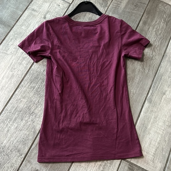 DIAMOND SHORT SLEEVE V NECK GRAPHIC TEE WOMENS SIZE XS PLUM PURPLE - Picture 4 of 4